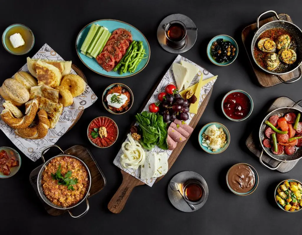 HuQQabaz Lens İstanbul’da Güne Kahvaltı ile Lezzetli Bir Başlangıç